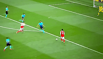 北京時間4月13日凌晨，歐冠四分之一決賽首回合，皇馬在客場2-1逆轉(zhuǎn)拜仁，下半場比賽，C羅梅開二度，完成了歐戰(zhàn)（歐冠97球）百球里程碑，成為了歐戰(zhàn)歷史第一人。