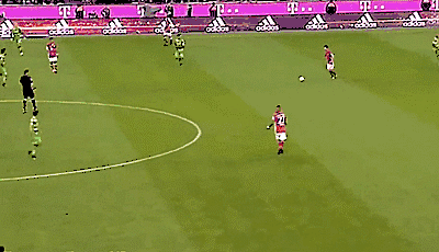 北京時間4月13日凌晨，歐冠四分之一決賽首回合，皇馬在客場2-1逆轉(zhuǎn)拜仁，下半場比賽，C羅梅開二度，完成了歐戰(zhàn)（歐冠97球）百球里程碑，成為了歐戰(zhàn)歷史第一人。