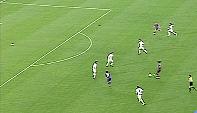 北京時間4月13日凌晨，歐冠四分之一決賽首回合，皇馬在客場2-1逆轉(zhuǎn)拜仁，下半場比賽，C羅梅開二度，完成了歐戰(zhàn)（歐冠97球）百球里程碑，成為了歐戰(zhàn)歷史第一人。