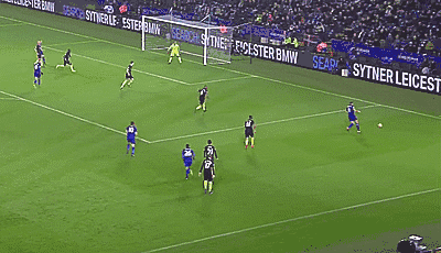 北京時間4月13日凌晨，歐冠四分之一決賽首回合，皇馬在客場2-1逆轉(zhuǎn)拜仁，下半場比賽，C羅梅開二度，完成了歐戰(zhàn)（歐冠97球）百球里程碑，成為了歐戰(zhàn)歷史第一人。