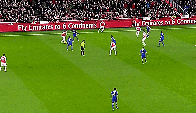 不停球傳球  One touch 不停球傳球也就是一腳出球，因此叫做One touch。同理也有Two touches等通過停球后觸球次數(shù)來界定傳球方式的名詞。