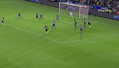 北京時間4月13日凌晨，歐冠四分之一決賽首回合，皇馬在客場2-1逆轉(zhuǎn)拜仁，下半場比賽，C羅梅開二度，完成了歐戰(zhàn)（歐冠97球）百球里程碑，成為了歐戰(zhàn)歷史第一人。