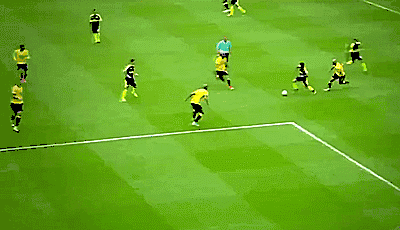 北京時間4月13日凌晨，歐冠四分之一決賽首回合，皇馬在客場2-1逆轉(zhuǎn)拜仁，下半場比賽，C羅梅開二度，完成了歐戰(zhàn)（歐冠97球）百球里程碑，成為了歐戰(zhàn)歷史第一人。