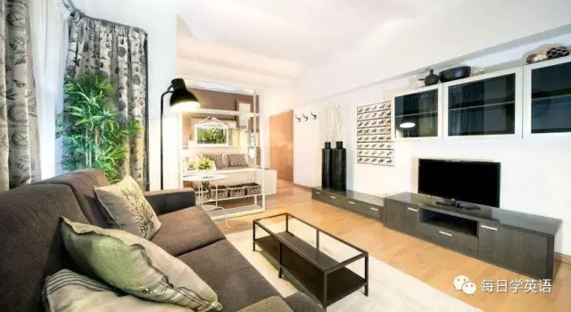 Hello 大家好，歡迎收聽每日學英語，我是小編Cynthia。有時我們常常會聽到別人問起：Where do you live?而很多人的回答是：“I live in my house.”其實這部分人心里想的是：“我住在家里”，但其實他們住的并不是真正意義上的house。那么在英語中，house究竟具體指什么樣的房子呢？小編這就來為你解答。