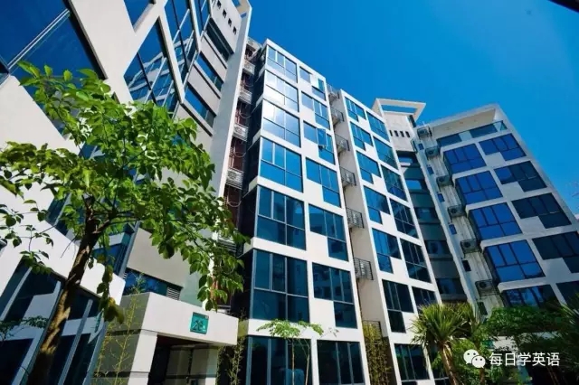 Hello 大家好，歡迎收聽每日學英語，我是小編Cynthia。有時我們常常會聽到別人問起：Where do you live?而很多人的回答是：“I live in my house.”其實這部分人心里想的是：“我住在家里”，但其實他們住的并不是真正意義上的house。那么在英語中，house究竟具體指什么樣的房子呢？小編這就來為你解答。