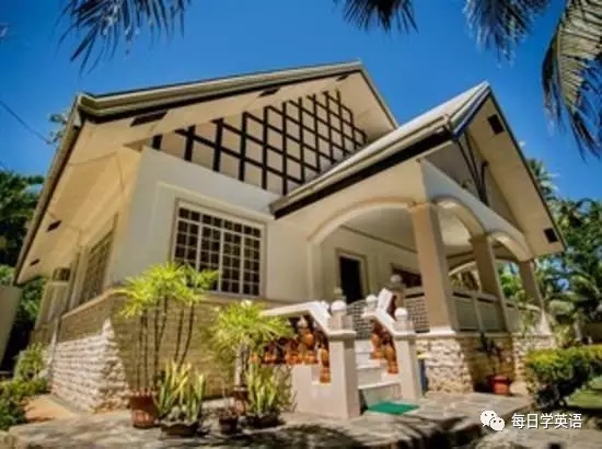 Hello 大家好，歡迎收聽每日學英語，我是小編Cynthia。有時我們常常會聽到別人問起：Where do you live?而很多人的回答是：“I live in my house.”其實這部分人心里想的是：“我住在家里”，但其實他們住的并不是真正意義上的house。那么在英語中，house究竟具體指什么樣的房子呢？小編這就來為你解答。