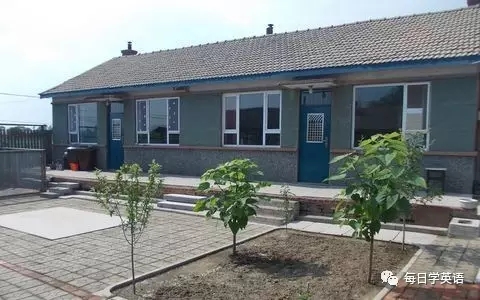 Hello 大家好，歡迎收聽每日學英語，我是小編Cynthia。有時我們常常會聽到別人問起：Where do you live?而很多人的回答是：“I live in my house.”其實這部分人心里想的是：“我住在家里”，但其實他們住的并不是真正意義上的house。那么在英語中，house究竟具體指什么樣的房子呢？小編這就來為你解答。