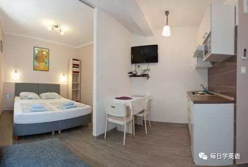 Hello 大家好，歡迎收聽每日學英語，我是小編Cynthia。有時我們常常會聽到別人問起：Where do you live?而很多人的回答是：“I live in my house.”其實這部分人心里想的是：“我住在家里”，但其實他們住的并不是真正意義上的house。那么在英語中，house究竟具體指什么樣的房子呢？小編這就來為你解答。