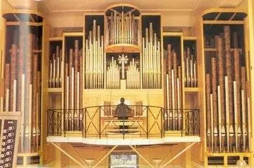 絲竹入耳悠長，點滴英文留香。