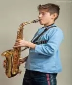 絲竹入耳悠長，點滴英文留香。