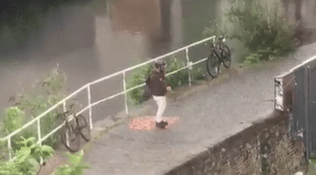 英國男子路邊放1.5萬枚硬幣 網(wǎng)上直播路人反應