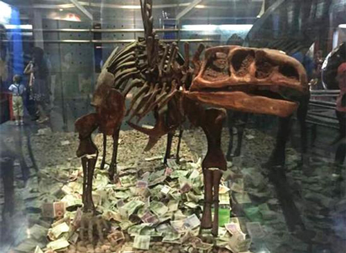 往飛機(jī)發(fā)動機(jī)里扔硬幣 這位老人的祈福方式連外媒都震驚了