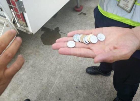 往飛機(jī)發(fā)動機(jī)里扔硬幣 這位老人的祈福方式連外媒都震驚了