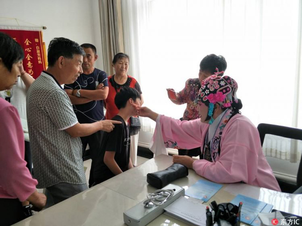 醫(yī)生穿京劇戲服接診引質(zhì)疑 回應(yīng):希望增加親切感