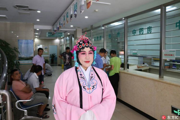醫(yī)生穿京劇戲服接診引質(zhì)疑 回應(yīng):希望增加親切感