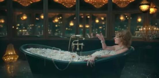 霉霉新歌MV懟遍新仇舊恨，“鉆石洗澡水”價值不菲