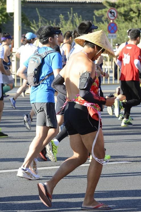 澳洲帥哥穿西裝跑馬拉松 打破世界紀(jì)錄