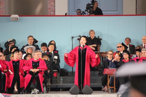 哈佛首位大陸畢業(yè)生代表何江在哈佛畢業(yè)典禮的演講