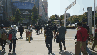 闖紅燈就被噴水霧 這款神器能治好中國式過馬路嗎？