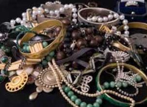 實(shí)戰(zhàn)口語(yǔ)情景對(duì)話:Collecting Jewelry 收集珠寶