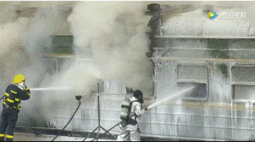 全國首輛"消防火車"亮相 遇險情可"變身"