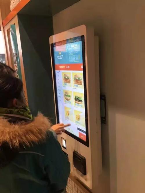 你不知道屏幕有多臟，以后還是老實(shí)排隊(duì)點(diǎn)餐吧