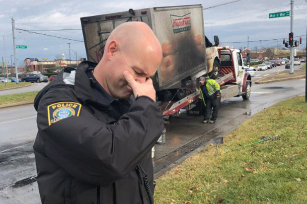 一卡車甜甜圈在火災中被燒毀，吃貨警察們悲痛欲絕:“郁悶”