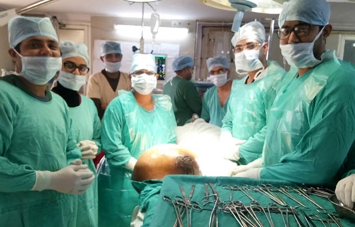 少年腿上長56磅重的腫瘤，被迫截肢”