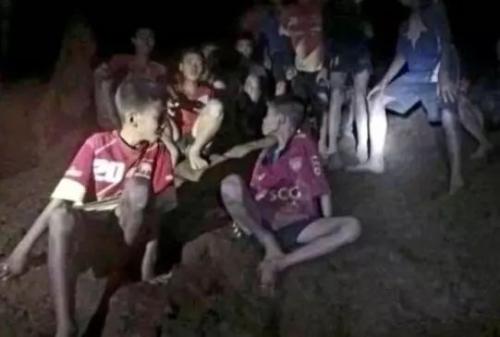 “野豬”在被困山洞附近參加慈善比賽