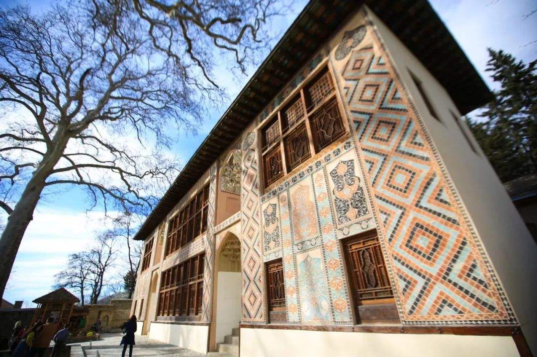 阿塞拜疆，19人在教科文組織遺址被樹枝砸傷