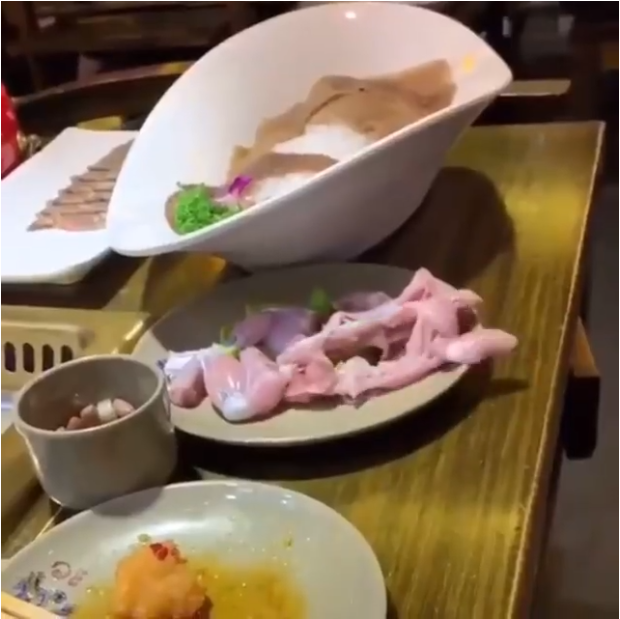 在一段恐怖的視頻中，生雞胸肉從餐廳的餐桌上爬了下來