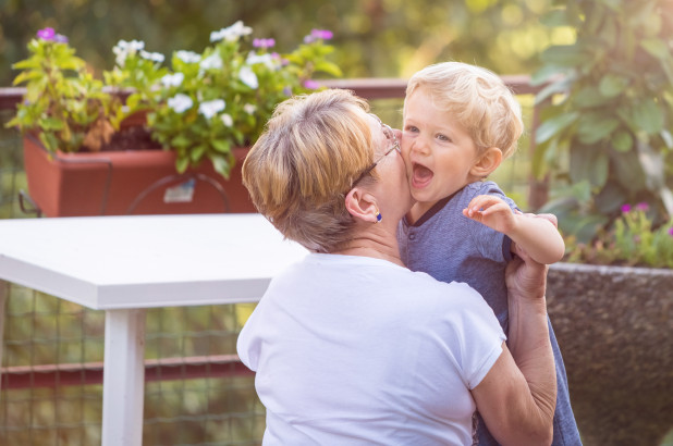 要經(jīng)過(guò)孩子“同意”的奶奶的吻，遭抨擊