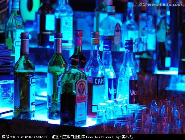 不想被搭訕的女人不應(yīng)該在酒吧里喝酒