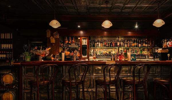 不想被搭訕的女人不應(yīng)該在酒吧里喝酒