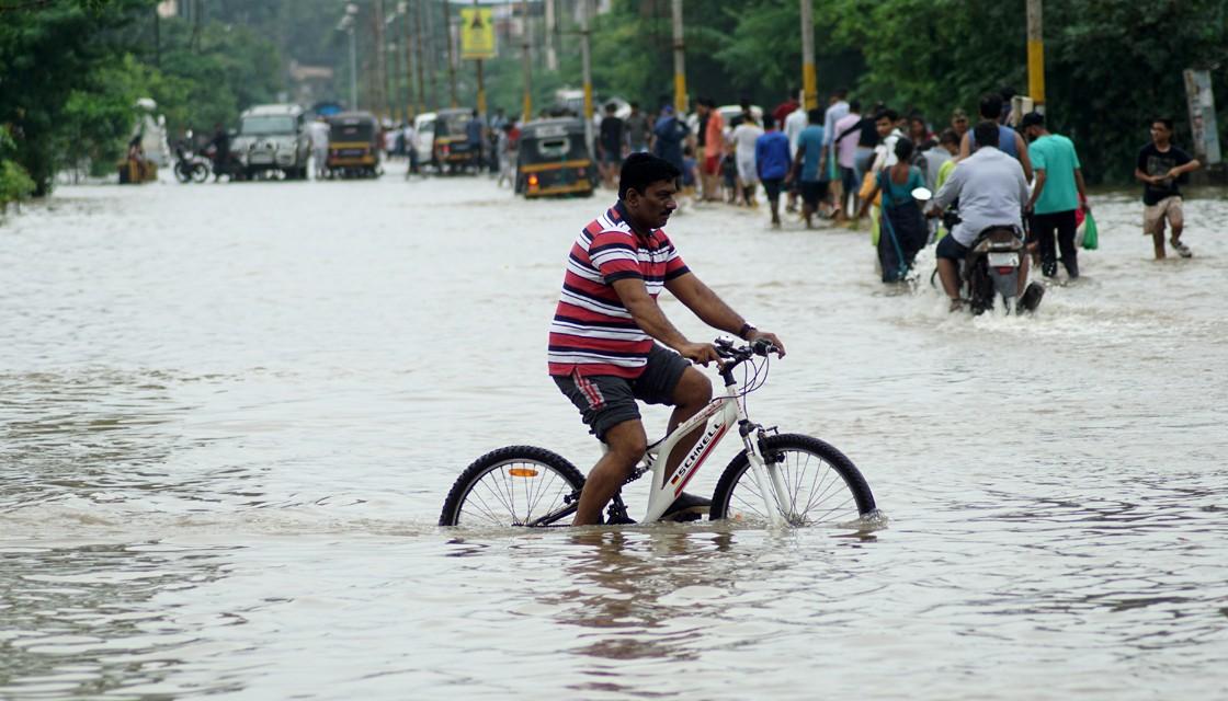數(shù)百人在大雨和洪水過后被困孟買