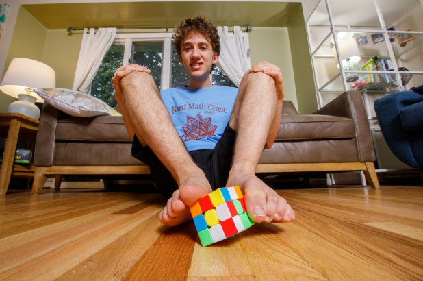 這個(gè)孩子用腳解魔方