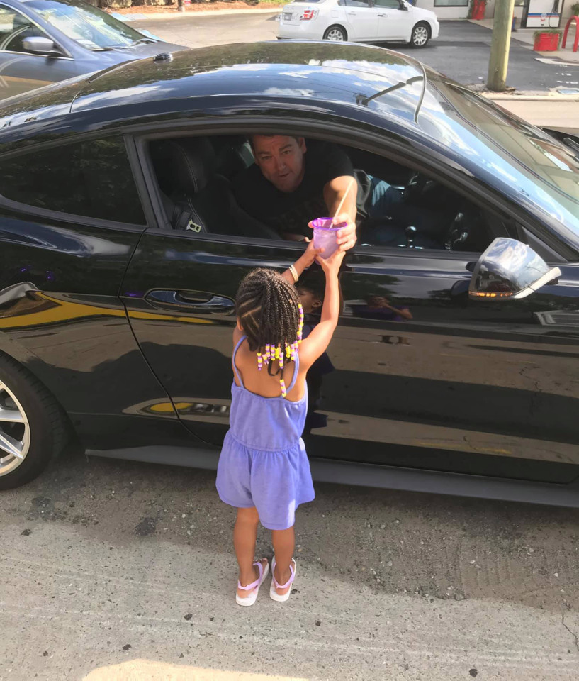 3歲的孩子賣檸檬水，為幫助嬰兒而籌款