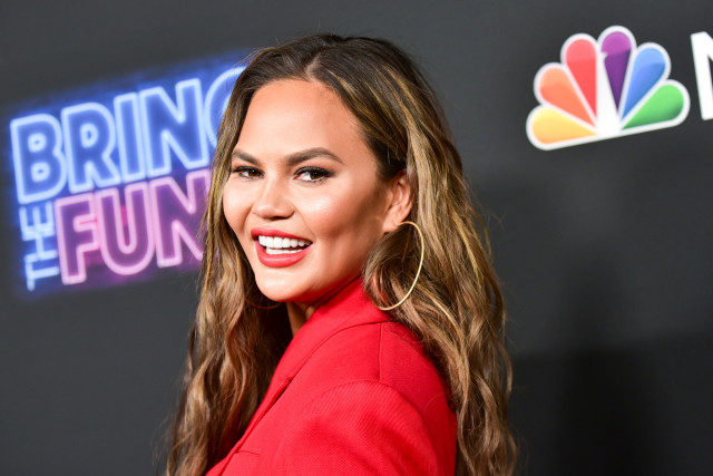 克麗絲·泰根在腋窩注射肉毒桿菌，來控制出汗