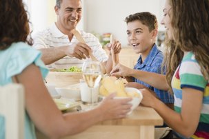 吃飯時(shí)你應(yīng)該問(wèn)你的孩子5個(gè)問(wèn)題