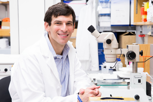 在與一種致命疾病作斗爭時(shí)，這位醫(yī)生找到了自己的療法