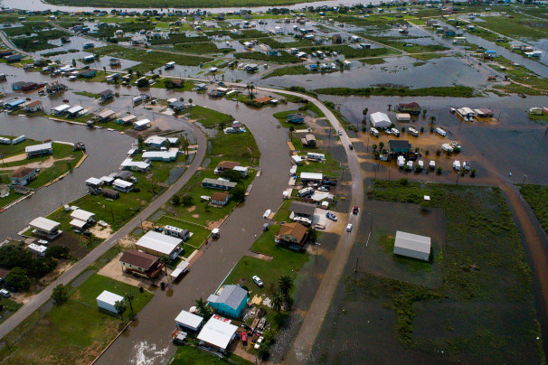 Houston hit with ‘worst flooding they’ve seen since Harvey’  休斯頓遭遇“自哈維以來(lái)最嚴(yán)重的洪水”  Floodwaters grounded flights at Houston’s largest airport and shut down major roads throughout southeastern Texas Thursday — the heaviest rainfall since Hurricane Harvey slammed the city in 2017.  星期四，洪水導(dǎo)致休斯頓最大機(jī)場(chǎng)的航班停飛，德克薩斯州東南部的主要道路關(guān)閉。這是自2017年颶風(fēng)“哈維”襲擊這座城市以來(lái)最大的一次降雨。  The remnants of Tropical Rainstorm Imelda, which made landfall about 65 miles southeast of the city Tuesday, has dropped 40 inches of rain in the greater Houston area — including more than 25 inches over a 12-hour period.  熱帶風(fēng)暴伊梅爾達(dá)星期二在該市東南約65英里處登陸，在大休斯頓地區(qū)已降下40英寸的雨，其中12個(gè)小時(shí)的降雨量超過(guò)25英寸。  That could end up at 55 inches in some suburbs and up to a foot in the central city before the storms dissipate, AccuWeather reported.  AccuWeather報(bào)道，在風(fēng)暴消散之前，一些郊區(qū)的降雨量可能達(dá)到55英寸，中部城市可能達(dá)到1英尺。  “Houston could be looking at 6 to 12 inches of rain,” said Dan Kottlowski, a senior meteorologist and lead hurricane expert for AccuWeather. “This is about a third of that amount (from Harvey) right now, but this is the worst flooding they’ve seen since Harvey.”  AccuWeather的高級(jí)氣象學(xué)家和首席颶風(fēng)專家Dan Kottlowski說(shuō):“休斯敦可能會(huì)有6到12英寸的降雨?！薄斑@是目前(哈維)洪災(zāi)的三分之一，但這是自哈維以來(lái)他們所見(jiàn)過(guò)的最嚴(yán)重的洪災(zāi)?！? Jeff Evans, the meteorologist in charge at the National Weather Service in Houston, said the suburbs could see more accumulation than when Harvey came through. But the center city, buried in three feet of water by Harvey, shouldn’t see those levels nor the same deadly winds.  休斯敦國(guó)家氣象局(National Weather Service)負(fù)責(zé)氣象工作的杰夫·埃文斯(Jeff Evans)表示，與哈維來(lái)時(shí)相比，郊區(qū)可以看到更多的積雪。但是被哈維埋在三英尺深的水里的中心城市不應(yīng)該看到那樣的水位，也不應(yīng)該看到同樣致命的大風(fēng)。  In Jefferson County, the sheriff’s office reported on Facebook that the Green Pond Gulley Levy, which holds up to 5,600 acres of water, was “deteriorating and could break at any moment.”  在杰斐遜縣，警長(zhǎng)辦公室在臉書(shū)上報(bào)道說(shuō)，綠塘溝渠(Green Pond Gulley Levy)的蓄水面積高達(dá)5600英畝，“正在惡化，隨時(shí)可能破裂”。  The Beaumont Police Department urged residents to seek high ground as rising floodwaters began to inundate homes and shut down major roadways, including sections of Interstate 10 and Highway 69.  博蒙特警方敦促居民尋找高地，因?yàn)椴粩嗌蠞q的洪水開(kāi)始淹沒(méi)房屋，并關(guān)閉了包括10號(hào)州際公路和69號(hào)高速公路部分路段在內(nèi)的主要道路。  “The situation here is turning worse by the minute,” Michael Stephens, a resident of nearby Vidor, told CNN. “People have snakes in their apartments from the creek.”  “這里的情況每分鐘都在惡化，”附近維多的居民邁克爾斯蒂芬斯(Michael Stephens)告訴CNN?！叭藗兊墓⒗锒加衼?lái)自小溪的蛇。”