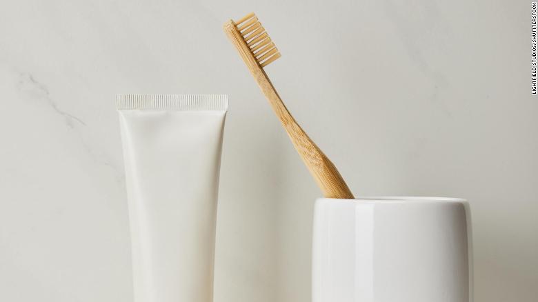 如果你用鹽或小蘇打來美白牙齒，或許你應(yīng)該停止了