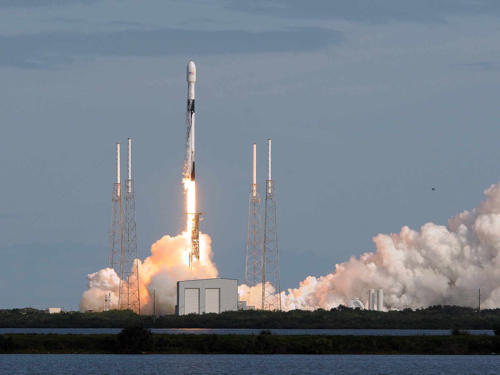 SpaceX公司一次發(fā)射數(shù)十顆衛(wèi)星可能導(dǎo)致軌道交通堵塞